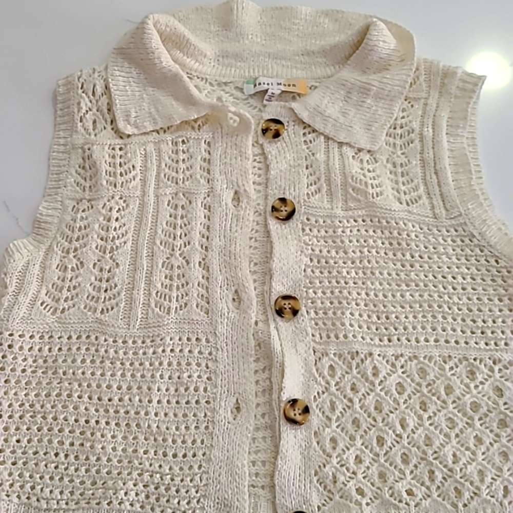 Chic Cream Knit Cardigan with Button Detail